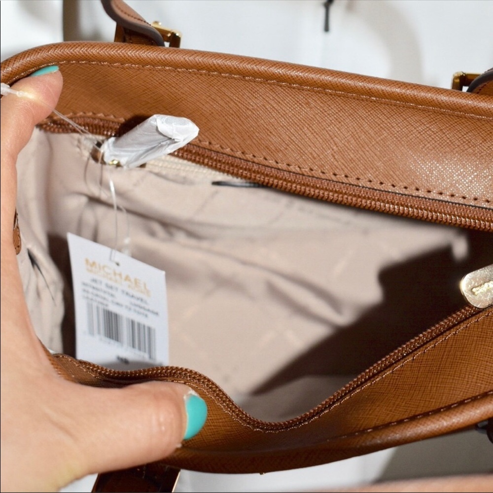 MICHAEL KORS JET SET TRAVEL BAG - Picture 7 of 7